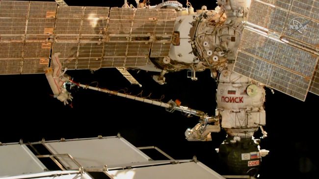 Российские космонавты исследовали отверстие в обшивке Союза МС-09. Кадры из космоса Российские космонавты исследовали отверстие в обшивке Союза МС-09. Кадры из космоса