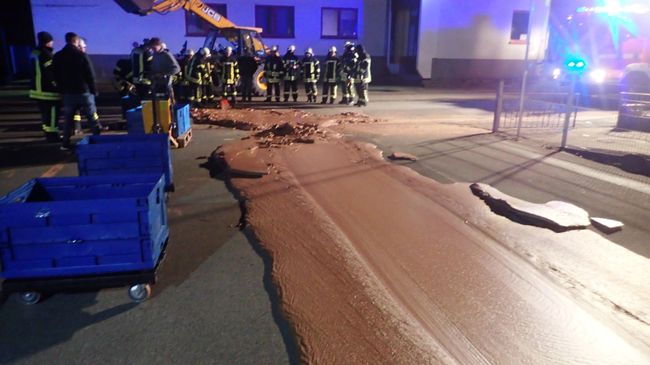 Растекшаяся шоколадная масса в городе Верль, Германия Растекшаяся шоколадная масса в городе Верль, Германия
