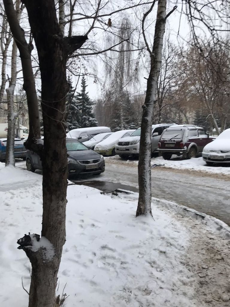 Припаркованный автомобиль Юлии и внедорожник Марины