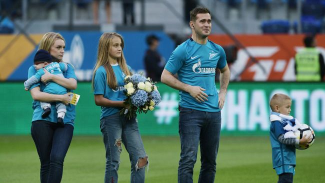 Игрок ФК Зенит Александр Кержаков с супругой и детьми во время чествования в связи с завершением карьеры Игрок ФК Зенит Александр Кержаков с супругой и детьми во время чествования в связи с завершением карьеры