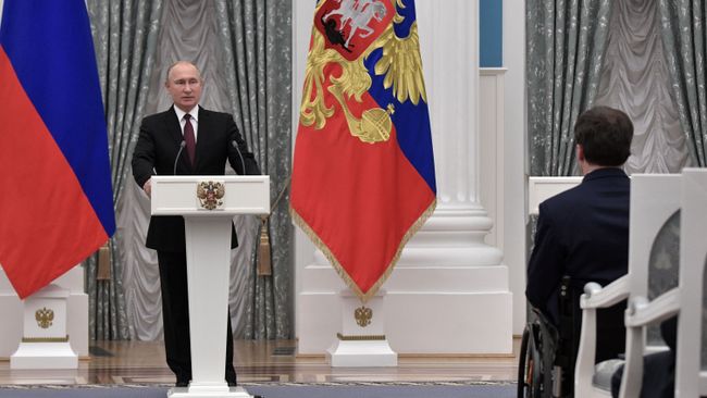 Владимир Путин выступает на церемонии вручения Государственных премий за выдающиеся достижения в правозащитной и благотворительной деятельности. Владимир Путин выступает на церемонии вручения Государственных премий за выдающиеся достижения в правозащитной и благотворительной деятельности.