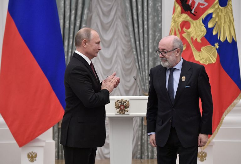 Президент РФ Владимир Путин и лауреат премии за достижения в благотворительной деятельности, руководитель фонда помощи тяжело больным детям, сиротам и инвалидам Русфонд Лев Амбиндер. 12 декабря 2018 Президент РФ Владимир Путин и лауреат премии за достижения в благотворительной деятельности, руководитель фонда помощи тяжело больным детям, сиротам и инвалидам Русфонд Лев Амбиндер. 12 декабря 2018