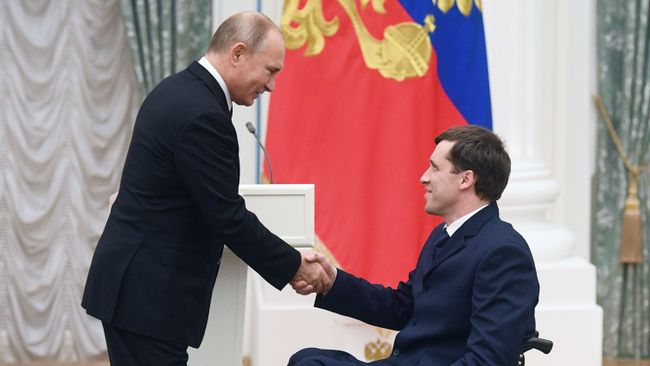 Президент РФ Владимир Путин и лауреат премии в сфере правозащиты за 2018 год, председатель Всероссийского общества инвалидов Михаил Терентьев. 12 декабря 2018 Президент РФ Владимир Путин и лауреат премии в сфере правозащиты за 2018 год, председатель Всероссийского общества инвалидов Михаил Терентьев. 12 декабря 2018
