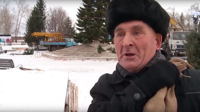 Пенсионер из Бийска во время ответа на вопрос о новогодней елке. Скриншот видео Пенсионер из Бийска во время ответа на вопрос о новогодней елке. Скриншот видео