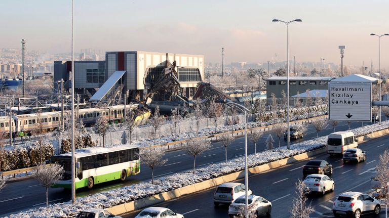 На месте крушения высокоскоростного поезда в Анкаре, Турция На месте крушения высокоскоростного поезда в Анкаре, Турция