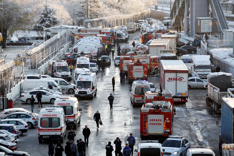 На месте крушения высокоскоростного поезда в Анкаре, Турция На месте крушения высокоскоростного поезда в Анкаре, Турция