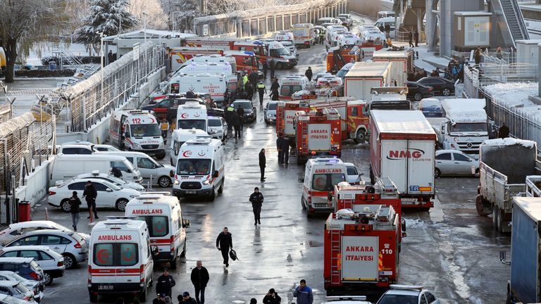 На месте крушения высокоскоростного поезда в Анкаре, Турция На месте крушения высокоскоростного поезда в Анкаре, Турция