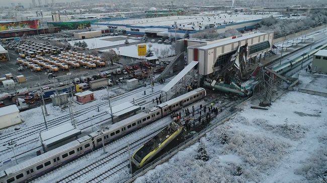 В Анкаре сошел с рельсов скоростной поезд. Кадры с места ЧП В Анкаре сошел с рельсов скоростной поезд. Кадры с места ЧП