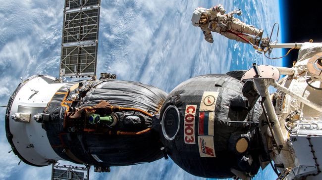 Выход в открытый космос космонавтов Роскосмоса Олега Кононенко и Сергея Прокопьева. 11 декабря 2018 год Выход в открытый космос космонавтов Роскосмоса Олега Кононенко и Сергея Прокопьева. 11 декабря 2018 год