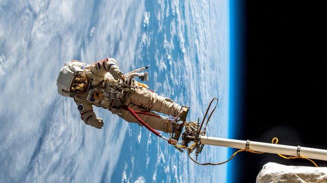Выход в открытый космос космонавтов Роскосмоса Олега Кононенко и Сергея Прокопьева. 11 декабря 2018 Выход в открытый космос космонавтов Роскосмоса Олега Кононенко и Сергея Прокопьева. 11 декабря 2018