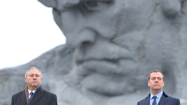 Дмитрий Медведев и премьер-министр Белоруссии Сергей Румас во время посещения мемориального комплекса Брестская крепость-герой. 13 декабря 2018 Дмитрий Медведев и премьер-министр Белоруссии Сергей Румас во время посещения мемориального комплекса Брестская крепость-герой. 13 декабря 2018