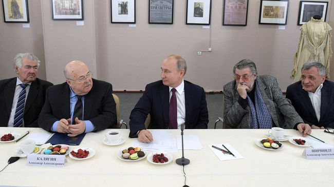 Президент РФ Владимир Путин во время встречи с деятелями театрального искусства в Российском театре драмы имени Ф. Волкова в Ярославле