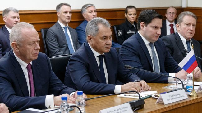 Министр обороны РФ Сергей Шойгу во время заседания в Нью-Дели российско-индийской межправительственной комиссии по военно-техническому сотрудничеству. 13 декабря 2018 Министр обороны РФ Сергей Шойгу во время заседания в Нью-Дели российско-индийской межправительственной комиссии по военно-техническому сотрудничеству. 13 декабря 2018