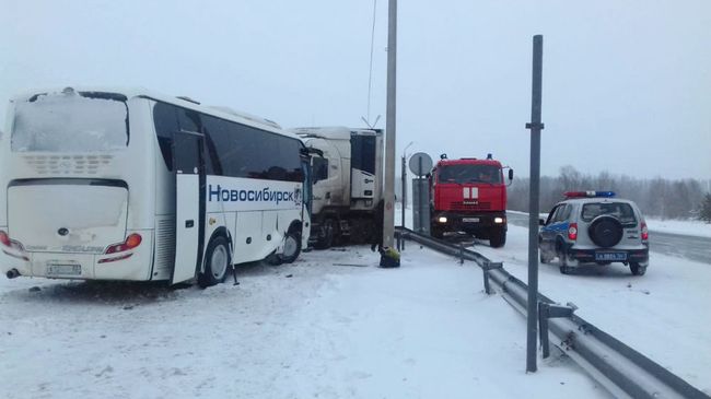 ДТП с участием грузового автомобиля и рейсового автобуса, следовавшего по маршруту Новосибирск-Кемерово. 14 декабря 2018 ДТП с участием грузового автомобиля и рейсового автобуса, следовавшего по маршруту Новосибирск-Кемерово. 14 декабря 2018