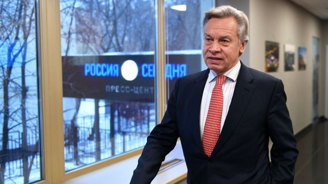 Алексей Пушков перед началом пресс-конференции в Международном мультимедийном пресс-центре МИА Россия сегодня Алексей Пушков перед началом пресс-конференции в Международном мультимедийном пресс-центре МИА Россия сегодня