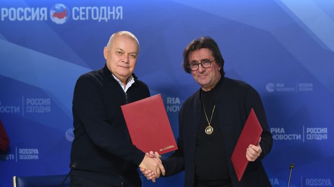 Артистический директор Русского концертного агентства Юрий Башмет и гендиректор МИА Россия сегодня Дмитрий Киселев во время подписания меморандум о сотрудничестве. 14 декабря 2018 Артистический директор Русского концертного агентства Юрий Башмет и гендиректор МИА Россия сегодня Дмитрий Киселев во время подписания меморандум о сотрудничестве. 14 декабря 2018