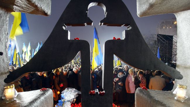 Люди зажигают свечи в день памяти жертв голодомора 1932-1933 годов на Украине Люди зажигают свечи в день памяти жертв голодомора 1932-1933 годов на Украине