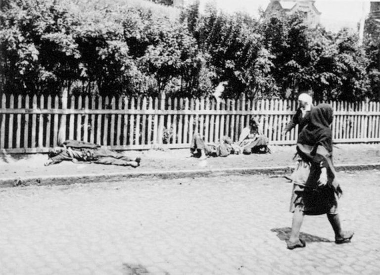 Жертвы голода на улицах Харькова, столицы Украинской ССР. 1933 год Жертвы голода на улицах Харькова, столицы Украинской ССР. 1933 год