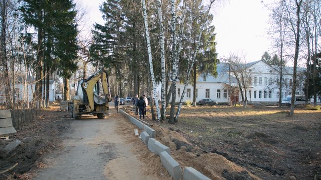 Ремонтные работы на территории больницы в городе Струнино