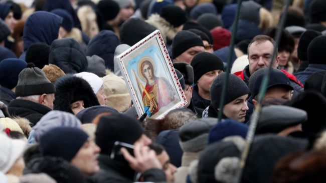 Украинские верующие рядом с Софийским собором в Киеве, Украина. 15 декабря 2018 Украинские верующие рядом с Софийским собором в Киеве, Украина. 15 декабря 2018