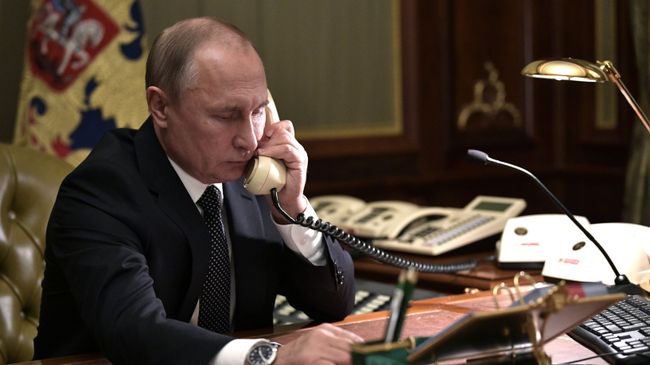 Владимир Путин во время телефонного разговора Владимир Путин во время телефонного разговора