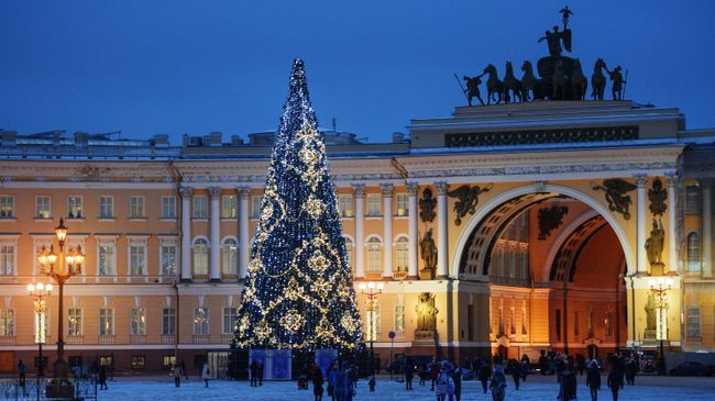 Главная новогодняя елка на Дворцовой площади в Санкт-Петербурге Главная новогодняя елка на Дворцовой площади в Санкт-Петербурге