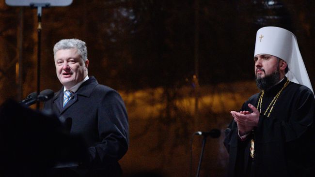 Президент Украины Петр Порошенко и епископ новой УПЦ КП Епифаний на объединительном соборе на Софийской площади . 15 декабря 2018 Президент Украины Петр Порошенко и епископ новой УПЦ КП Епифаний на объединительном соборе на Софийской площади . 15 декабря 2018