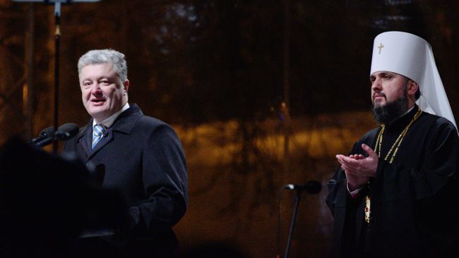 Президент Украины Петр Порошенко и епископ новой УПЦ КП Епифаний на объединительном соборе на Софийской площади . 15 декабря 2018 Президент Украины Петр Порошенко и епископ новой УПЦ КП Епифаний на объединительном соборе на Софийской площади . 15 декабря 2018