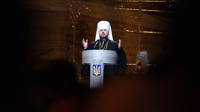 Епископ новой УПЦ КП Епифаний выступает на объединительном соборе на Софийской площади Епископ новой УПЦ КП Епифаний выступает на объединительном соборе на Софийской площади