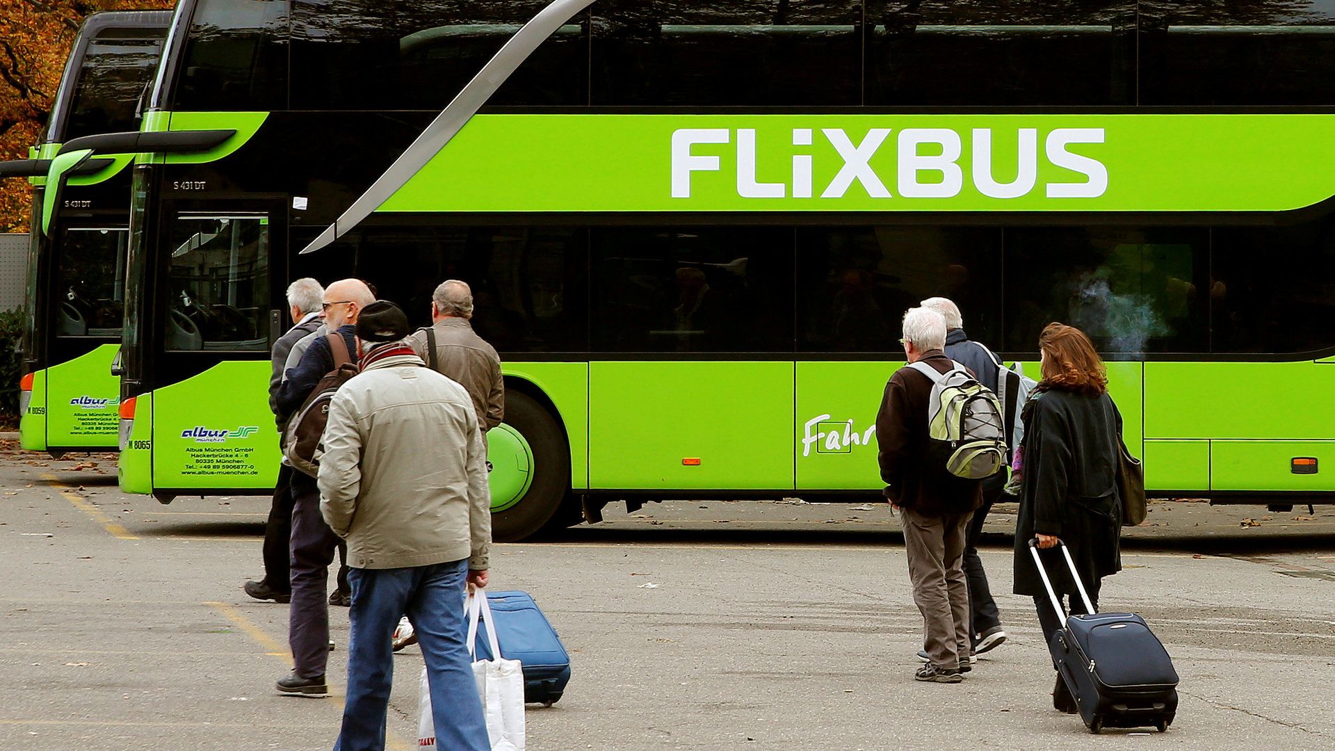 Пассажиры перед посадкой в автобус FlixBus в Цюрихе, Швейцария Пассажиры перед посадкой в автобус FlixBus в Цюрихе, Швейцария - РИА Новости, 1920, 10.07.2021