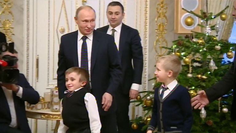 Увидеть Санкт-Петербург с вертолета. Путин исполнил мечту тяжелобольного мальчика Увидеть Санкт-Петербург с вертолета. Путин исполнил мечту тяжелобольного мальчика