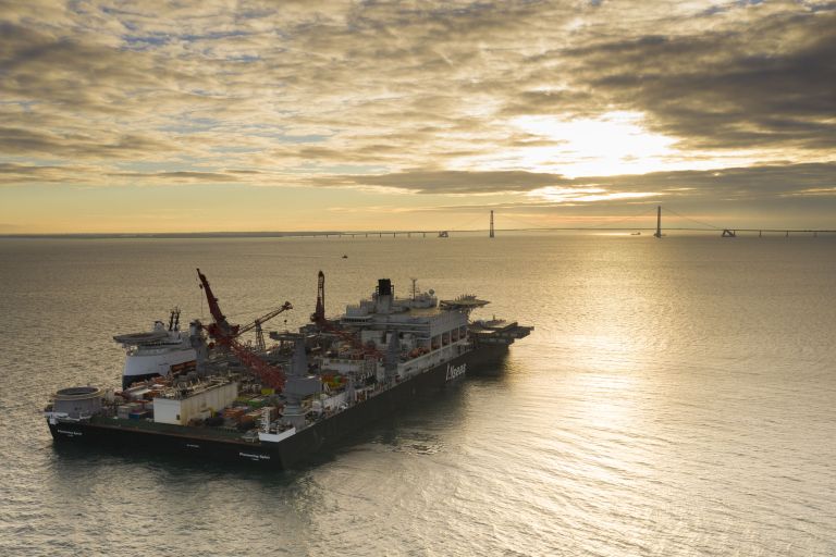 Судно-трубоукладчик Pioneering Spirit у берегов Дании Судно-трубоукладчик Pioneering Spirit у берегов Дании