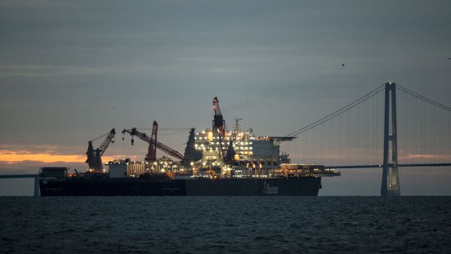 Судно-трубоукладчик Pioneering Spirit у берегов Дании. Архивное фото Судно-трубоукладчик Pioneering Spirit у берегов Дании. Архивное фото