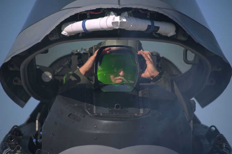 Пилот ВВС США в кабине истребителя F-22 Raptor Пилот ВВС США в кабине истребителя F-22 Raptor