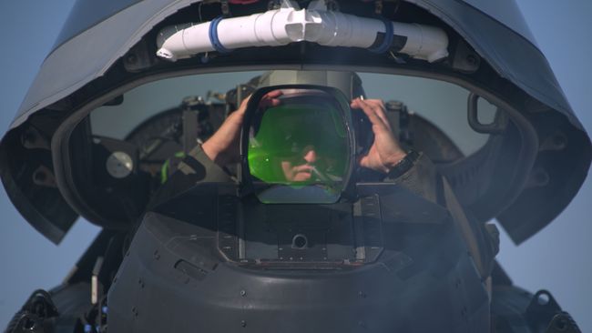 Пилот ВВС США в кабине истребителя F-22 Raptor Пилот ВВС США в кабине истребителя F-22 Raptor