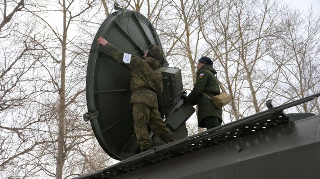Военнослужащие во время обучения механиков и техников на станции спутниковой связи Военнослужащие во время обучения механиков и техников на станции спутниковой связи