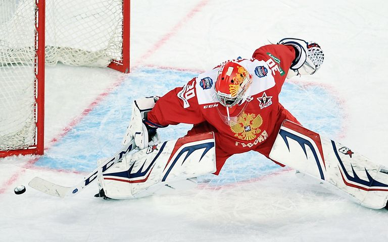Вратарь сборной России Игорь Шестёркин