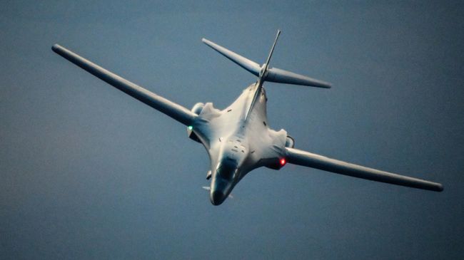 Бобмардировщик ВВС США B-1B Lancer в небе над Сирией Бобмардировщик ВВС США B-1B Lancer в небе над Сирией