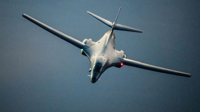 Бобмардировщик ВВС США B-1B Lancer в небе над Сирией Бобмардировщик ВВС США B-1B Lancer в небе над Сирией