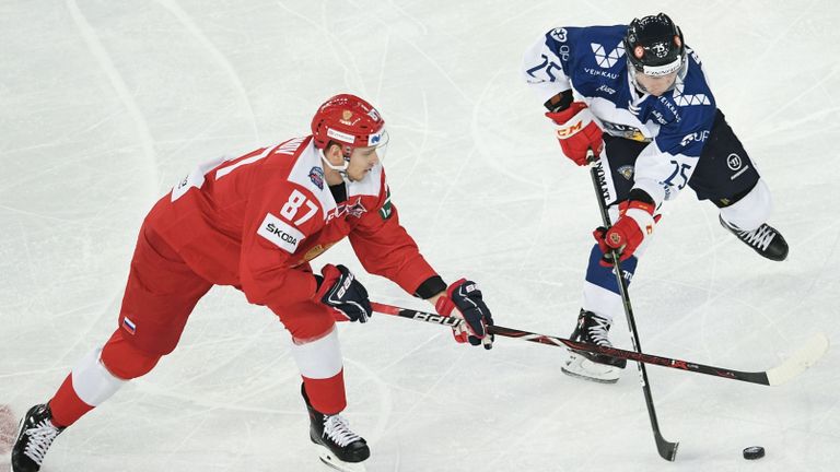 Форвард сборной России Максим Шалунов и нападающий сборной Финляндии Тони Раяла (слева направо)