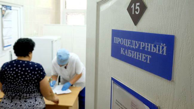 Женщина в процедурном кабинете одной из поликлиник Краснодара где проходит вакцинация против гриппа Женщина в процедурном кабинете одной из поликлиник Краснодара где проходит вакцинация против гриппа