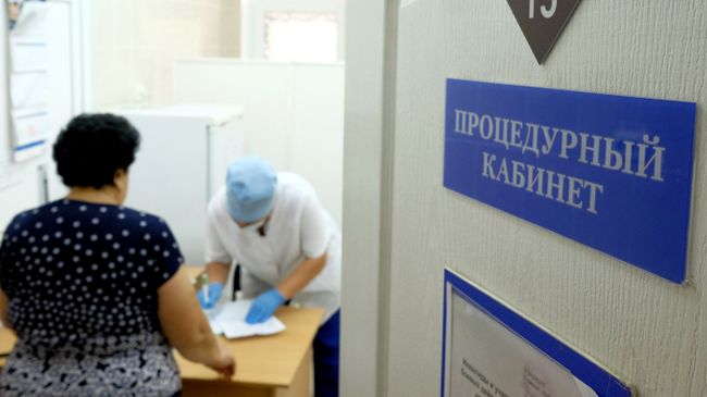 Женщина в процедурном кабинете одной из поликлиник Краснодара где проходит вакцинация против гриппа Женщина в процедурном кабинете одной из поликлиник Краснодара где проходит вакцинация против гриппа