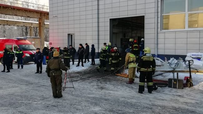 Сотрудники МЧС работают над устранением последствий в производственном здании с обрушившейся кровлей в Дзержинском. 17 декабря 2018 Сотрудники МЧС работают над устранением последствий в производственном здании с обрушившейся кровлей в Дзержинском. 17 декабря 2018