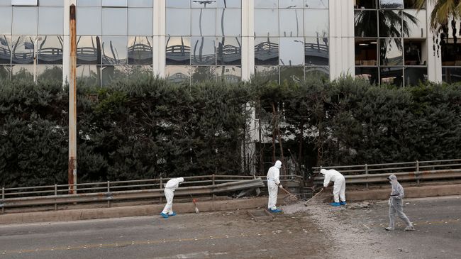 Сотрудники спецслужб на месте взрыва у здания телеканала в Афинах Сотрудники спецслужб на месте взрыва у здания телеканала в Афинах
