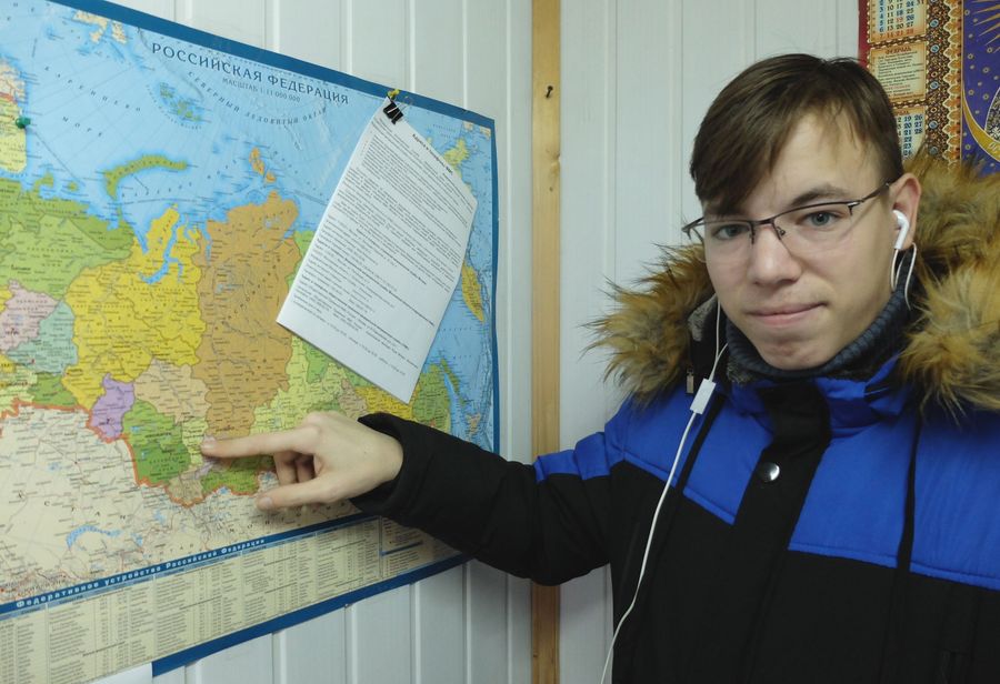 Подопечный «Ангара спасения» Паша у географической карты России Подопечный «Ангара спасения» Паша у географической карты России
