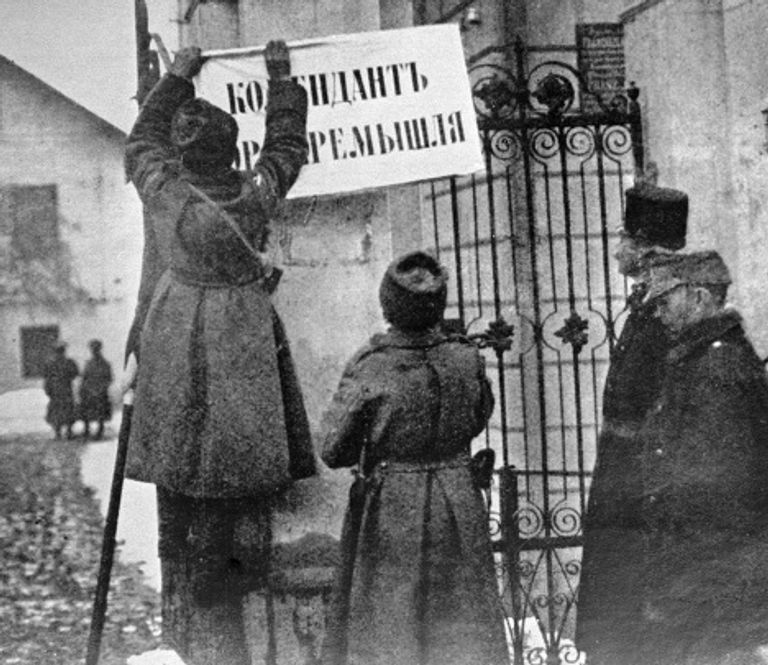 Русские солдаты вешают указатели Русские солдаты вешают указатели