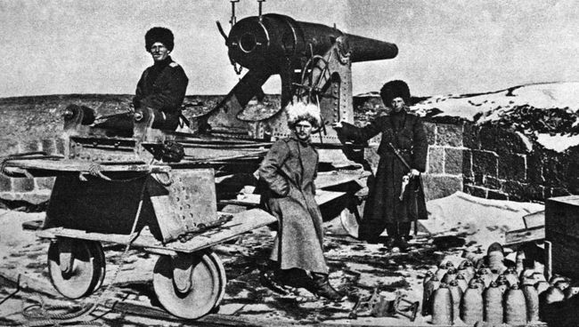 Русские солдаты на привале около боевого орудия Русские солдаты на привале около боевого орудия