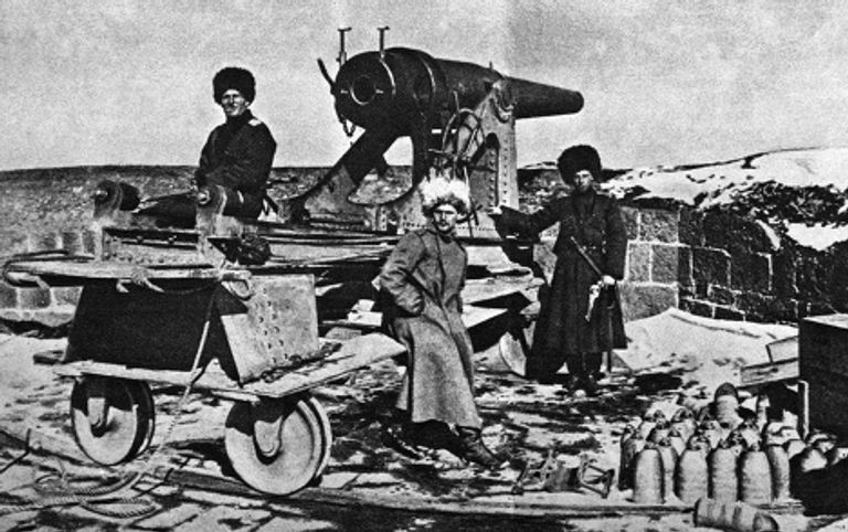 Русские солдаты на привале около боевого орудия Русские солдаты на привале около боевого орудия