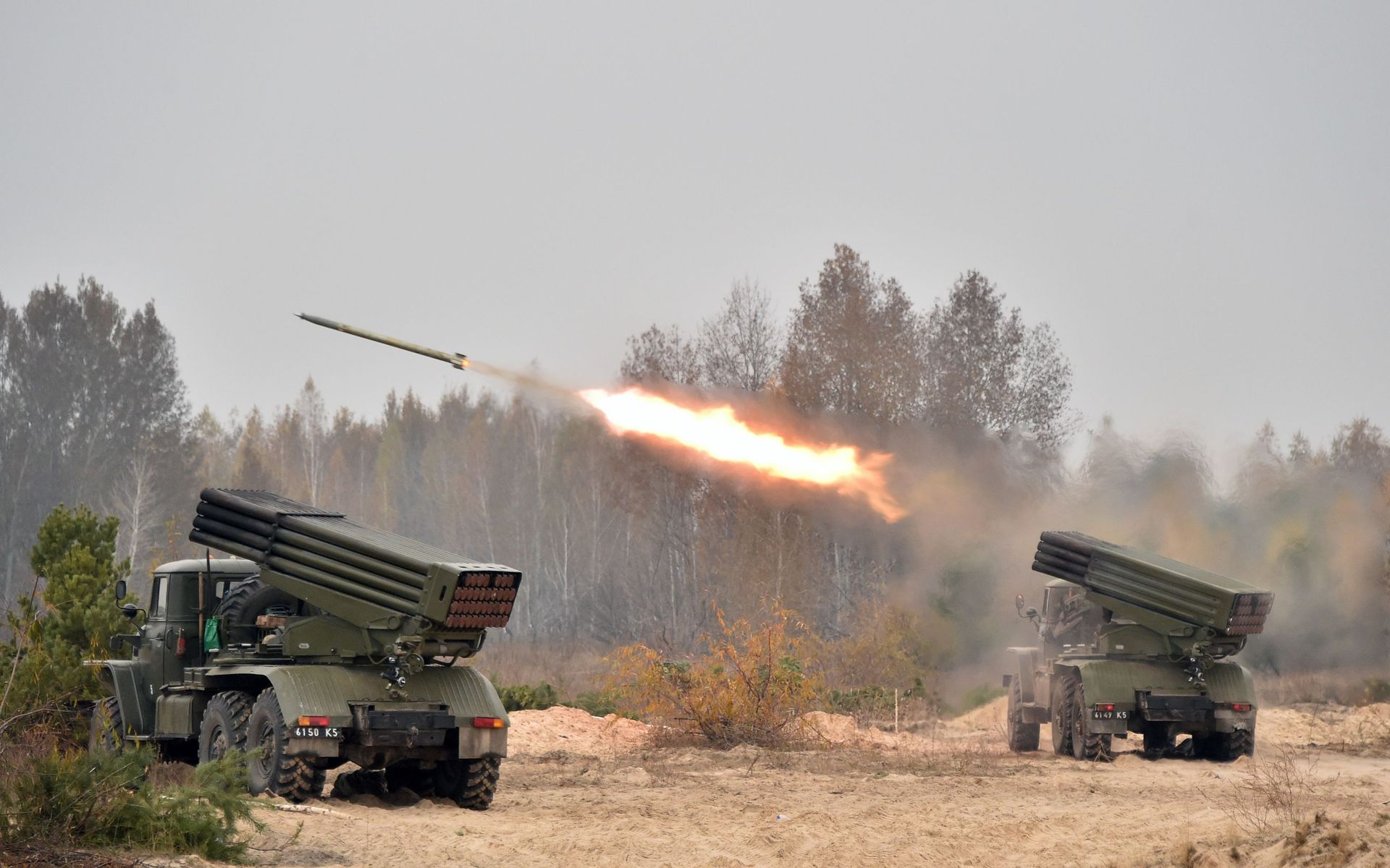 Украинская реактивная система залпового огня БМ-21 Град во время учений Украинская реактивная система залпового огня БМ-21 Град во время учений - РИА Новости, 1920, 26.04.2021