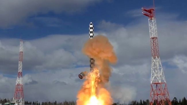 Запуск тяжелой межконтинентальной баллистической ракеты Сармат с космодрома Плесецк
